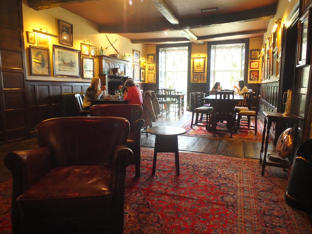 Sutton Hall pub Macclesfield - DSCF2632.jpg