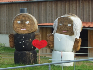 hay sculpture celebrating a marriage hay sculpture celebrating a marriage
