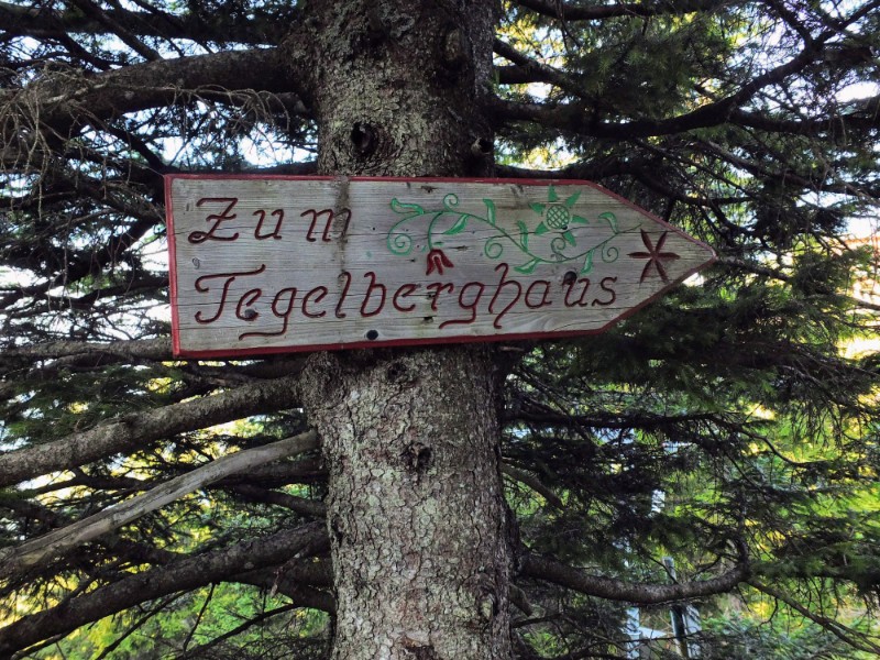sign to Tegelberghaus