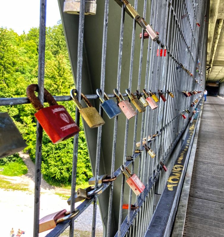 love locks on Großhesseloher Brücke