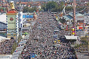 Oktoberfest - crowds-oktoberfest-14296952.jpg